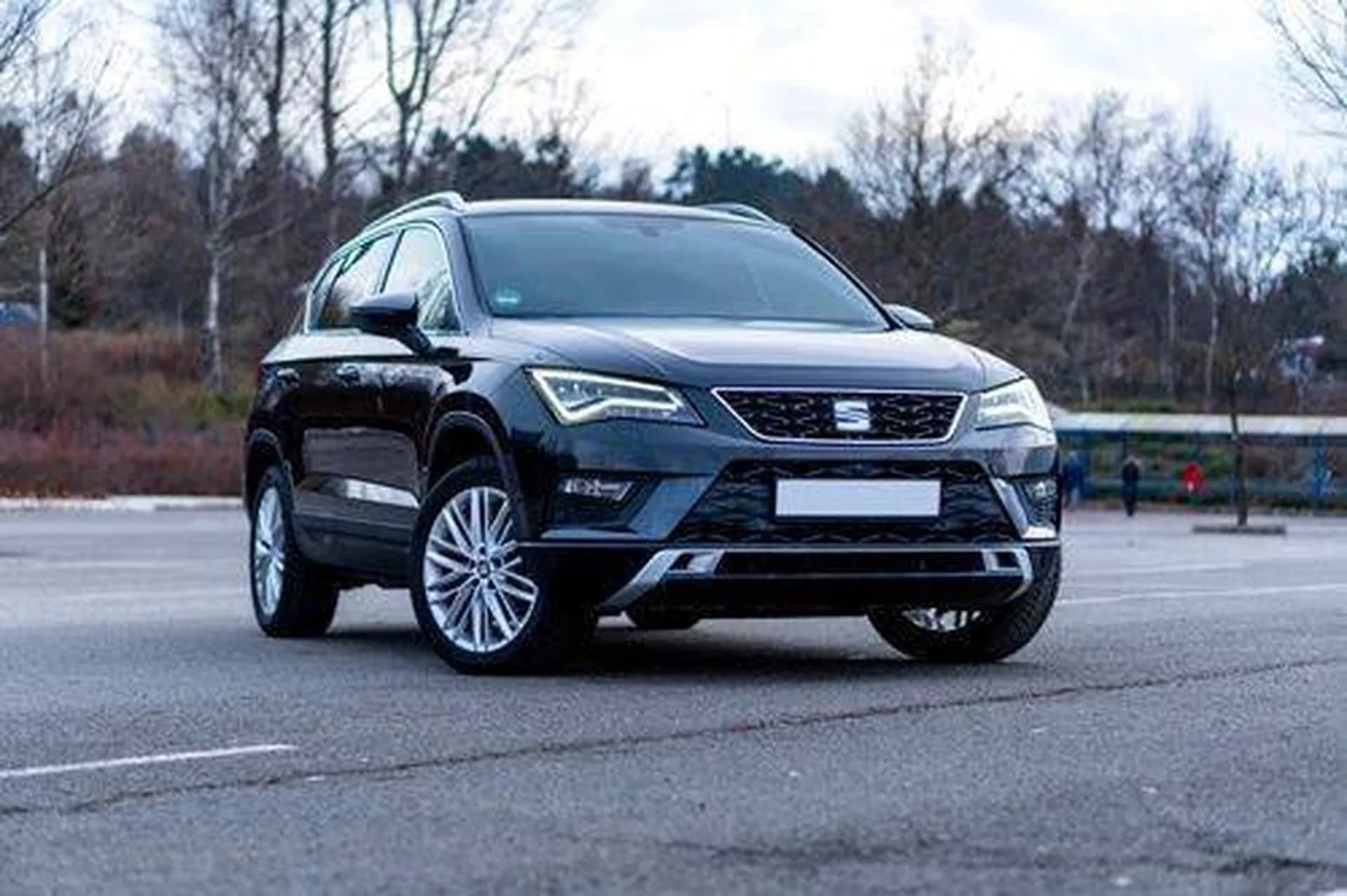 Un SUV vu de trois quarts avant, sur ses jantes alliage de 18 pouces.
